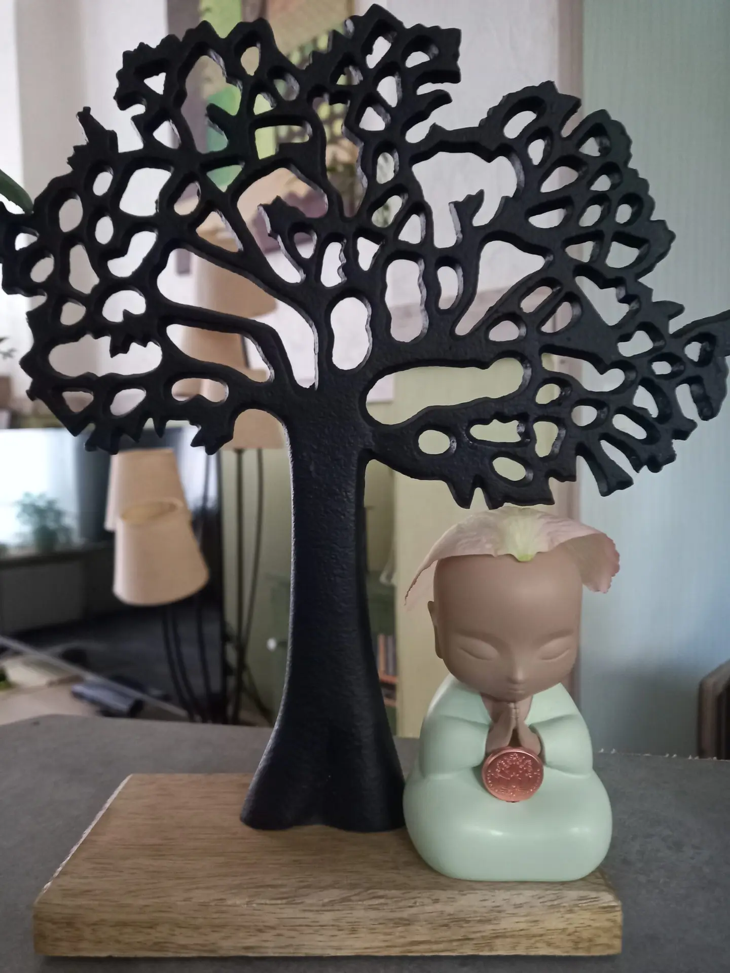 Petit bouddha au pied d'un arbre de vie