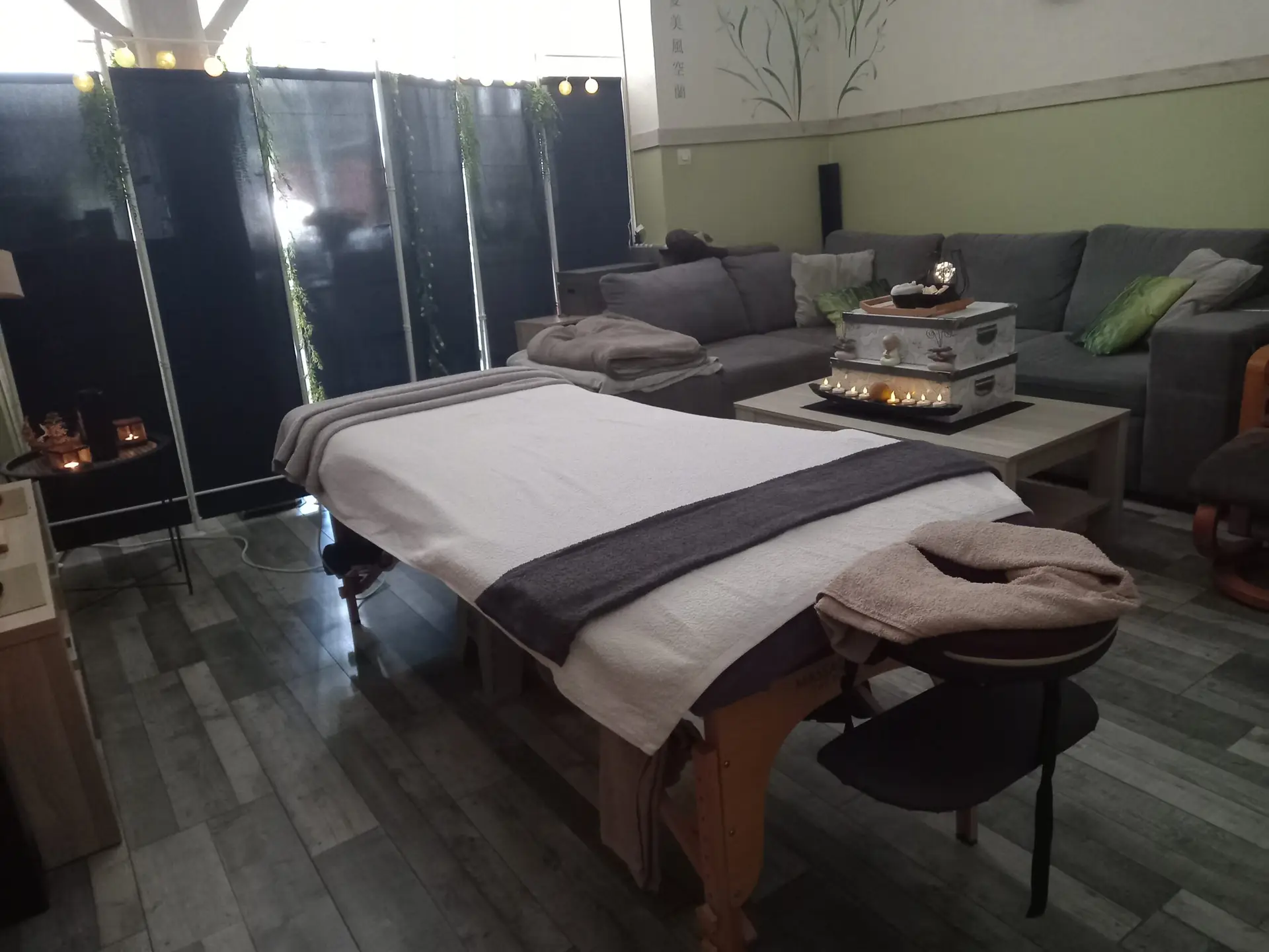 table de massage dans un salon