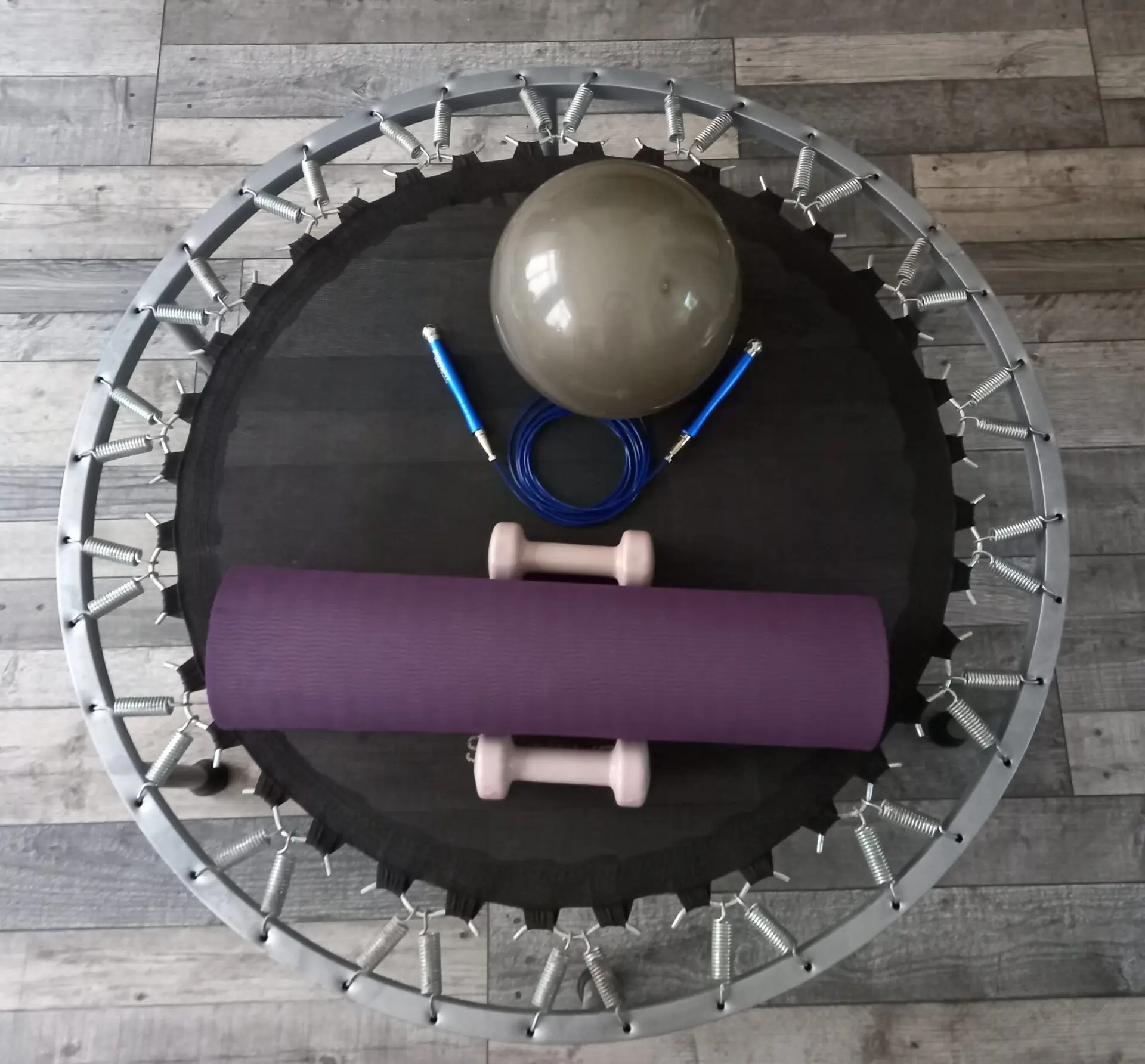 Mini trampoline avec tapis, haltères, corde à sauter, ballon lesté